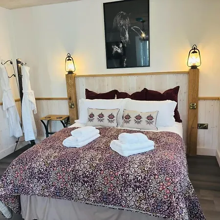 Деревянный коттедж St Oswalds Estate *